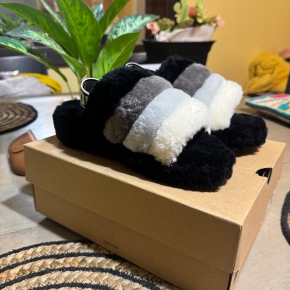 UGG slippers size 6 - Picture 1 of 3